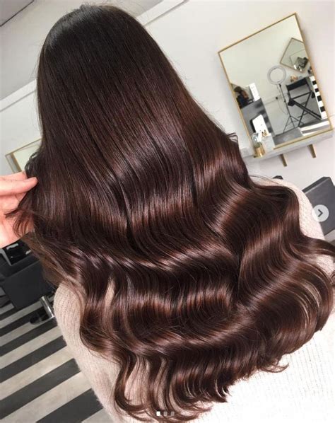 How To Curl Hair With A Straightener According To A Hairstylist