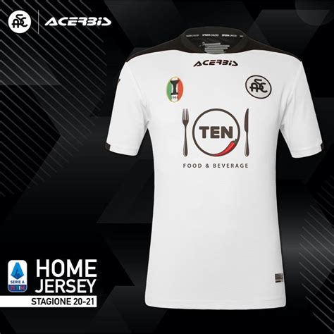Quella a sinistra presenta i tre colli dello stemma cittadino , mentre quella a destra ancora strisce nere e verdi. Spezia-Calcio-2020-21-Home - Cambio de Camiseta