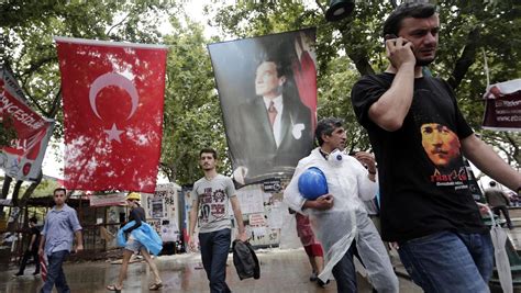 Proteste In Istanbul Gezi Park Bleibt Trotz Einlenken Besetzt Der