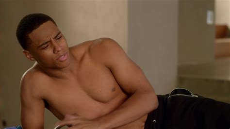 AusCAPS Keith Powers Shirtless In Famous In Love 1 07 Secrets Pies