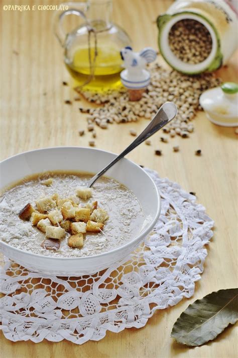 La zuppa di fagioli è una minestra calda della tradizione italiana e cucina napoletana da fare con fagioli borlotti o cannellini, aglio e pomodorini e aglio. Passato di fagioli con crostini | Ricetta | Crostini ...