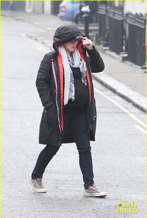 Photo Pregnant Kate Winslet Plays Peek A Boo With Her Hood 07 Photo