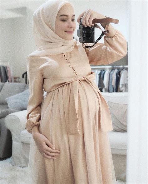 Tampil fashionable dan juga modern bagi seorang wanita itu sangat begitu penting, oleh sebab itu walau dalam kondisi hamil dengan kondisi. 30+ Model Baju Dress Pesta Untuk Ibu Hamil - Fashion Modern dan Terbaru 2021 | PUSAT-MUKENA.COM ...