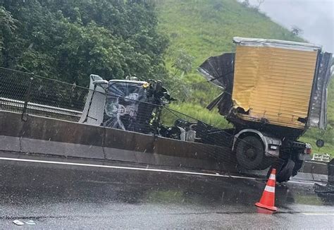 Carreta Atravessa Mureta Central Na Via Dutra Em Pira Pista Sentido