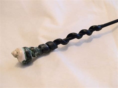 Holly Wood Wand with Dragon Heartstring Core