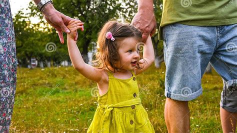 Linda Niña Coja Las Manos Con Su Padre Caminar Con La Imagen De