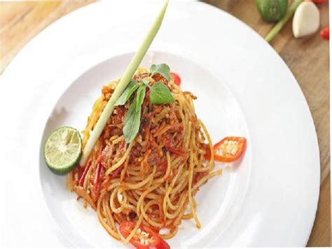 Saus balado dijadikan bumbu spaghetti ternyata mantap loh. Spaghetti Sambal Teri dari Indonesia - Riaumandiri.co