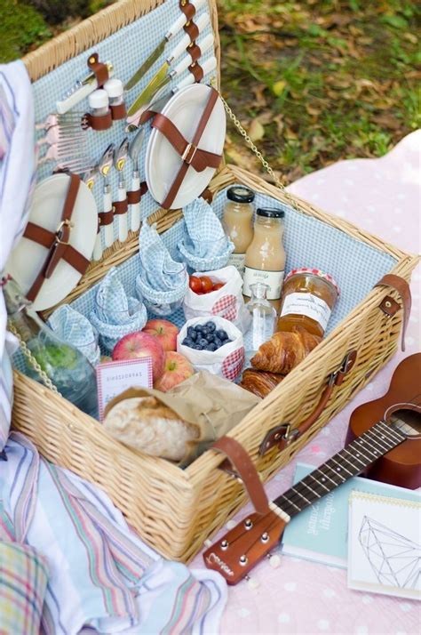 Things To Put In A Romantic Picnic Basket Picnic Basket Romantic