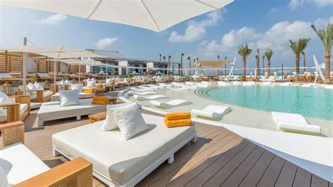 7 Beach Clubs In Dubai To Visit This Weekend Harpers Bazaar Arabia