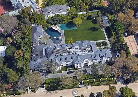 Diddy Shows Off His Stunning Los Angeles Mansion To Vogue Daily Mail