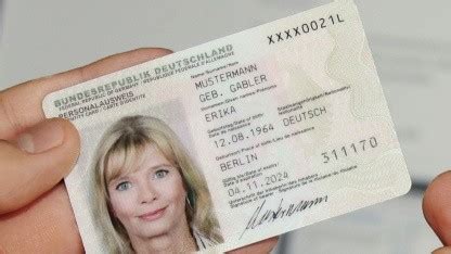 Der personalausweis ist ein vom staat ausgegebenes personaldokument in form eines. NFC: Deutsche Ausweise können bald per iPhone ausgelesen ...