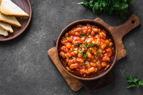 La ricetta tradizionale prevede l'utilizzo di fagioli cannellini o borlotti abbinati a una pasta corta. Ricette semplici e veloci con i fagioli