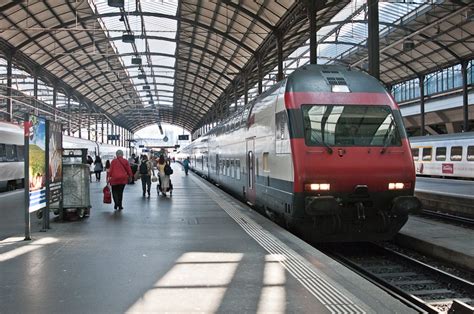 Der flughafen zürich ist eine wichtige schlüsselverkehrsinfrastruktur der schweiz und von hoher volkswirtschaftlicher und wirtschaftspolitischer bedeutung. IR 2347 von Zürich Flughafen am 9. April 2011 bei der ...