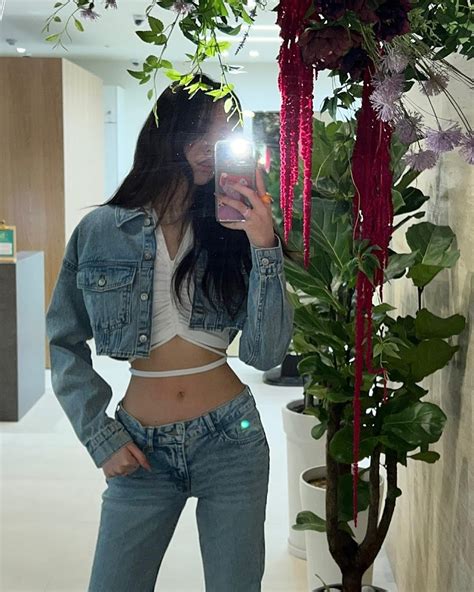 itzy s yuna shows how insanely tiny her waist is in brand new instagram photos koreaboo