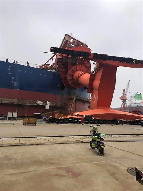45 Tonne Crane Topples And Kills Worker At Shipyard Viraltab