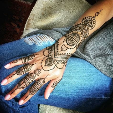 Épinglé par roonza jweiles sur henna 2 tatouage henné main henné main tatouage au henné