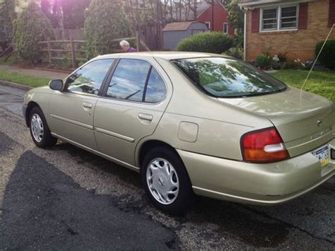 Sell Used 1998 Nissan Altima Gxe Sedan 4 Door 24l Automatic Gold In
