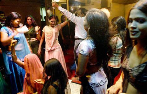 Now Mumbai Dance Bar Girls Are Rained With Fake Notes And Plastic Coins