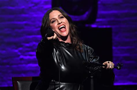 Concert Review Alanis Morissettes ‘jagged Little Pill Acoustic Show Leaves Apollo Crowd Head