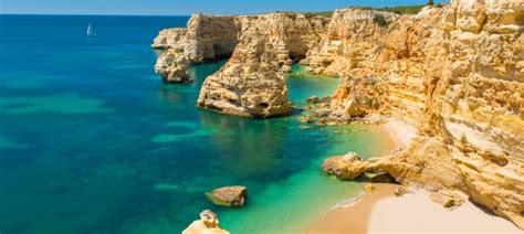 Portugalsko má zhruba stejný počet obyvatel jako česká republika, přes 10 a půl milionu. Lagos, Praia Dona Ana, Portugalsko - Krásné pláže