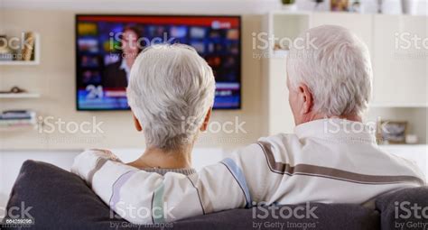 年配のカップルテレビを見る テレビを見るのストックフォトや画像を多数ご用意 テレビを見る シニア世代 テレビ Istock