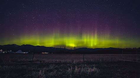 Stunning Aurora Borealis Lights Up The Night Sky In Montana