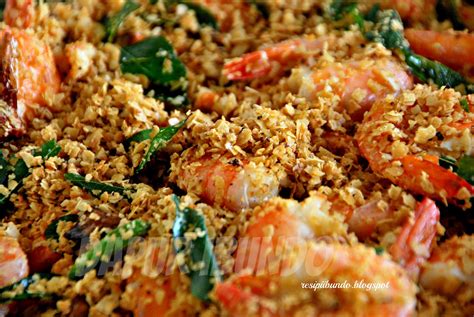 1/4 kg udang, saya pake ukuran sedang, 1 butir telur ayam, 4 sendok makan tepung terigu, 3 sendok makan tepung maizena, 1/2 buah bawang bombay, 3 siung bawang merah, 5 siung bawang putih (3siung dicincang), 3 buah cabe merah besar, 4 lembar daun jeruk. dapur ibundo: Udang Mabeles
