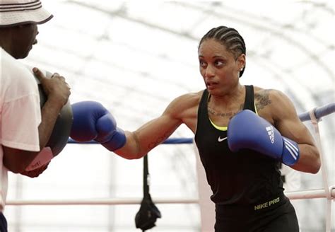 Seattles Queen Underwood Makes History As First Us Woman To Box At