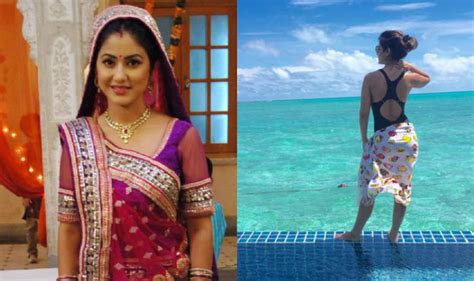 Hina Khan Aka Akshara Of Yeh Rishta Kya Kehlata Hai Shares Sexy Swimsuit Pictures On Twitter