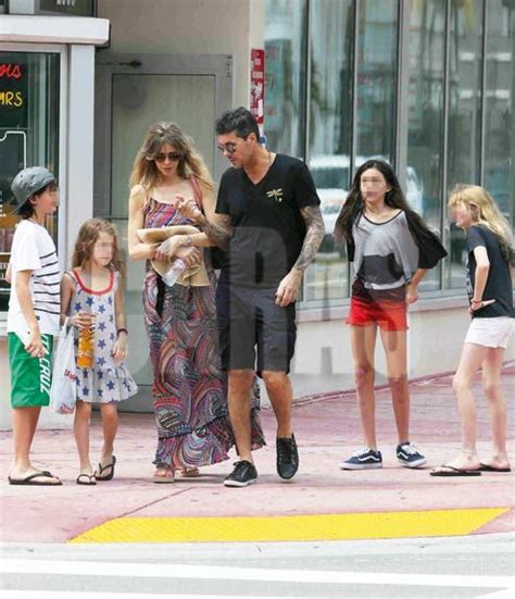 Periodista, productor de contenidos multimedia, conductor de tv, presidente de. Marcelo Tinelli, Guillermina Valdes e hijos en Miami (3 ...