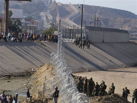 Unos 500 Migrantes Intentaron Entrar A Eeuu Que Cerró La Frontera Con