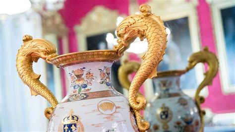 Welcome to the most famous palace in the world. Buckingham Palace for First-timer and Royal Addict - King Goya