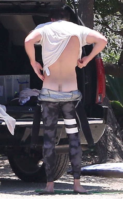 Liam Hemsworth Shows Bare Butt Naked Male Celebrities