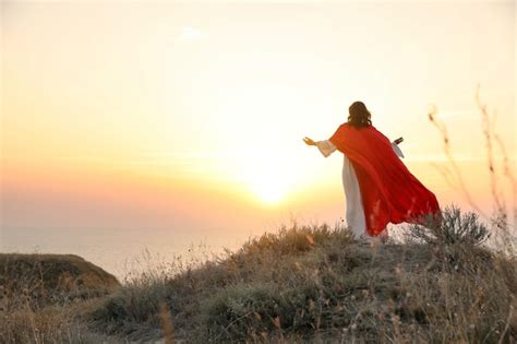 Jesucristo Levantando Las Manos En Las Colinas Al Atardecer Vista Trasera Espacio Para Texto