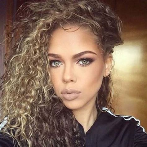 Maybe you would like to learn more about one of these? 27 formas de peinar la media melena rizada - Sobre El Cabello