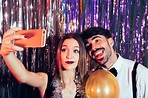 Pareja feliz haciendo un selfie en fiesta de año nuevo | Foto Gratis