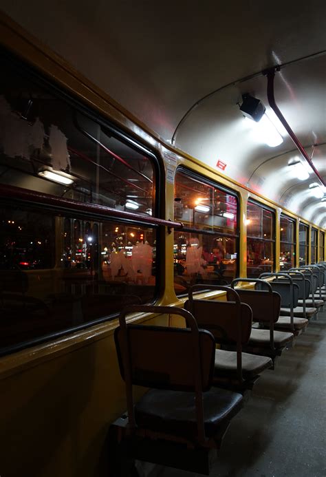 Gambar Malam Restoran Bar Trem Mengangkut Penerangan