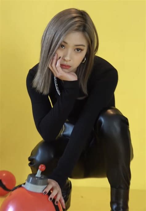 Ryujin Pics On Twitter Qhvkcma8vo Twitter In 2021 Asian Short Hair Girl Itzy