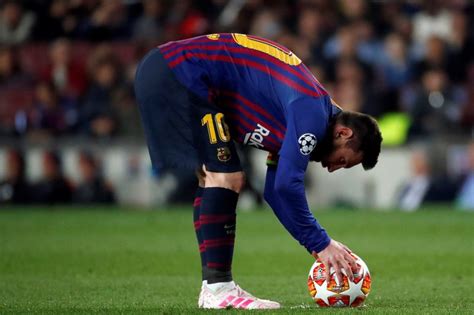 Watch Lionel Messi Curls In Long Free Kick Barcelona Tops Liverpool In Champions League Upi