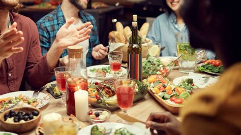 8 ideas para cenar con amigos cocina abierta