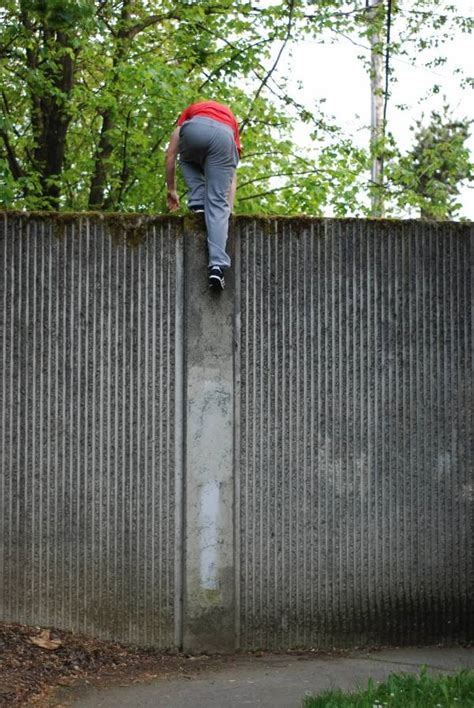 Go Run Up A Wall How To Do A Parkour Wall Run Breaking Muscle