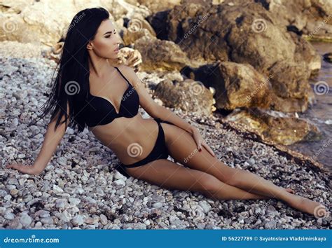 Schitterende Sexy Vrouw Met Donker Haar In Elegante Zwarte Bikini Stock
