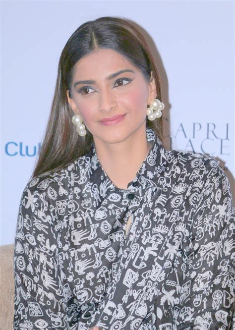 Sonam Kapoor Looks Gorgeous At “fight Hunger” Foundation” Event In Mumbai Kapoor Cleavage