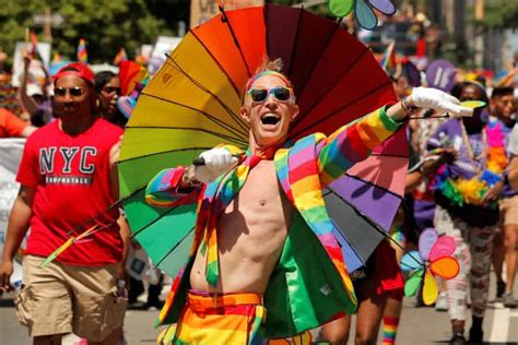 el magazin de merlo distintas versiones del hombre y la mujer desfile del orgullo gay de miami