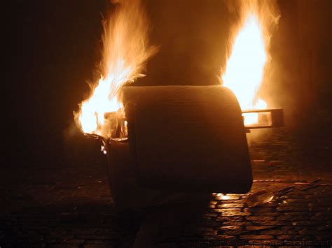 7 september 2004 number of discs: Wallpaper: 'Brandend bed' - Oud en Nieuw 2005 - Tijd om op ...