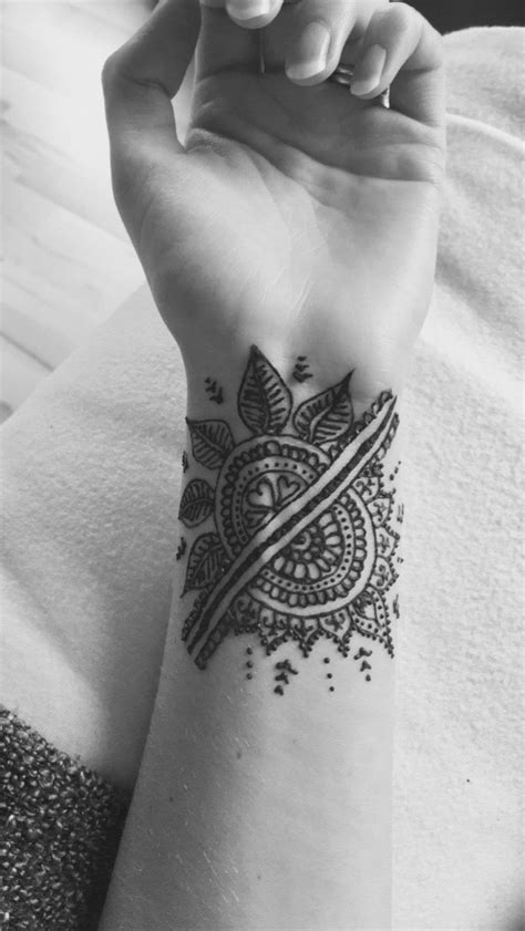 24 Henna Tattoo Designs For Wrist