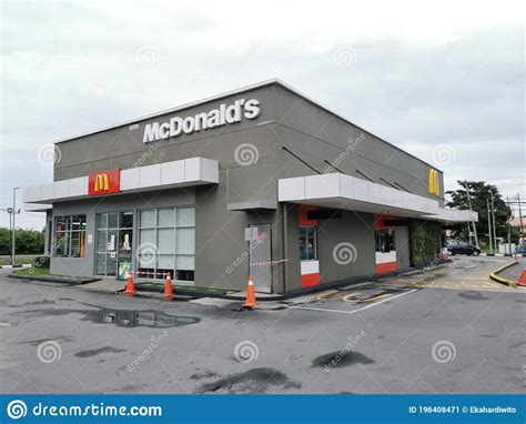 The golden arches logo and i'm lovin' it are trademarks of mcdonald's corporation and its affiliates. Outdoor Scenery McDonald`s Restaurant Drive Through Area ...