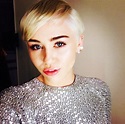 Miley Cyrus senza veli. Il suo selfie in topless - Photogallery - Rai News