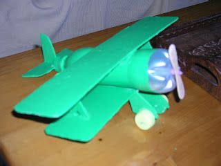 Aunque hace muchos años que no hago papel reciclado , lo he hecho muchísimo en mi época de estudiante. aviones hechos de conos de cartón - Buscar con Google (con imágenes) | Material de reciclaje ...