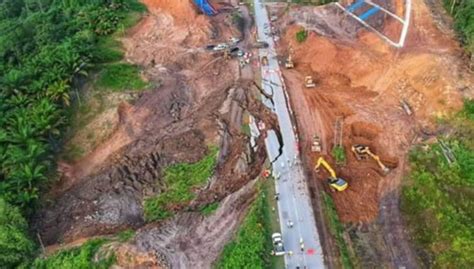 Pan borneo highway's kick off project is done and completed. Sebahagian laluan projek Lebuhraya Pan Borneo mendap ...